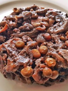 Una foto de Calamarcitos encebollados con Gandules verdes y Setas
