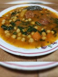 Una foto de Potaje de garbanzos y espinacas