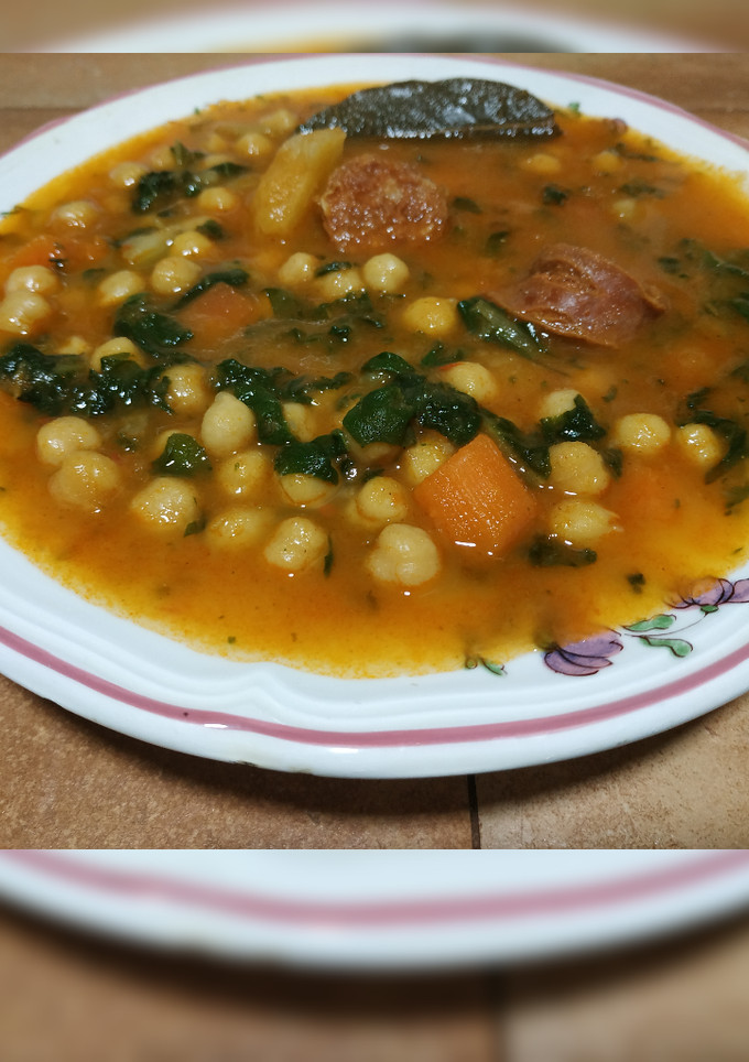 Una foto de Potaje de garbanzos y espinacas