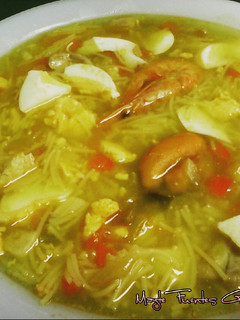 Una foto de Sopa de marisco y pollo