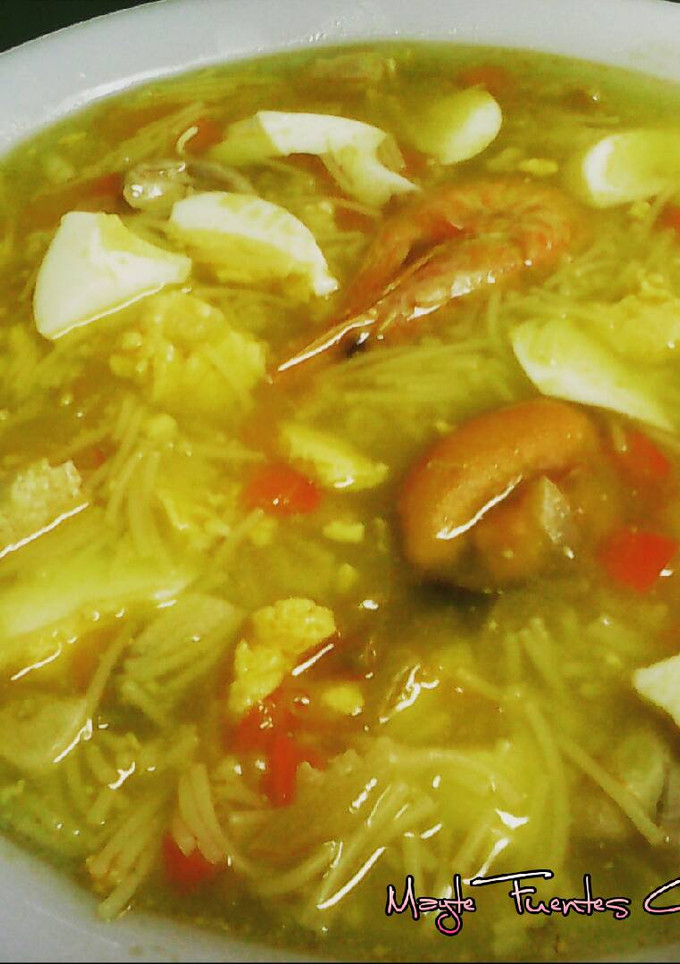 Una foto de Sopa de marisco y pollo
