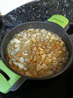 Una foto de Arroz de coliflor caldoso con verduras y albóndigas