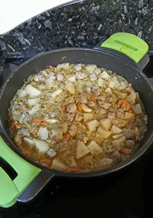 Foto principal de Arroz de coliflor caldoso con verduras y albóndigas