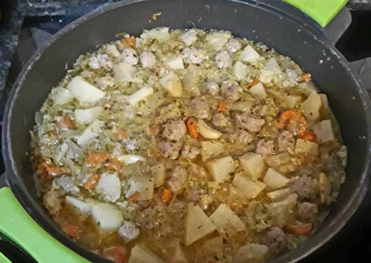 Arroz de coliflor caldoso con verduras y albóndigas