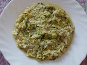Una foto di risotto zucchine formaggio