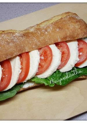 Hình của món #cleaneating Bánh mì baguette kẹp phô mai Mozzarella và cà chua.