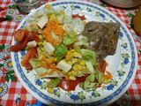 Ensalada de arroz a la huerta acompañado con un churrasco