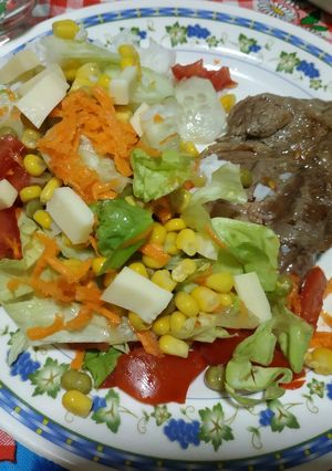 Una foto de Ensalada de arroz a la huerta acompañado con un churrasco