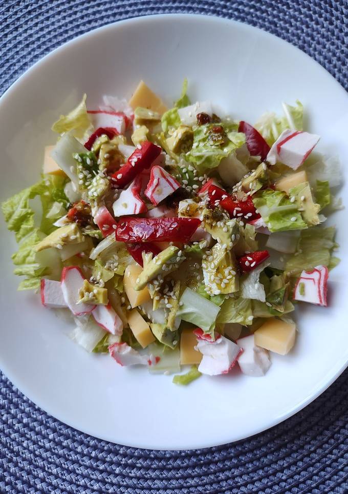 Салат 🥗 з крабовими паличками або тунцем, авокадо, овочами та насінням