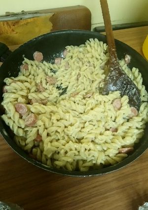 Una foto de Fideos con crema y salchichas