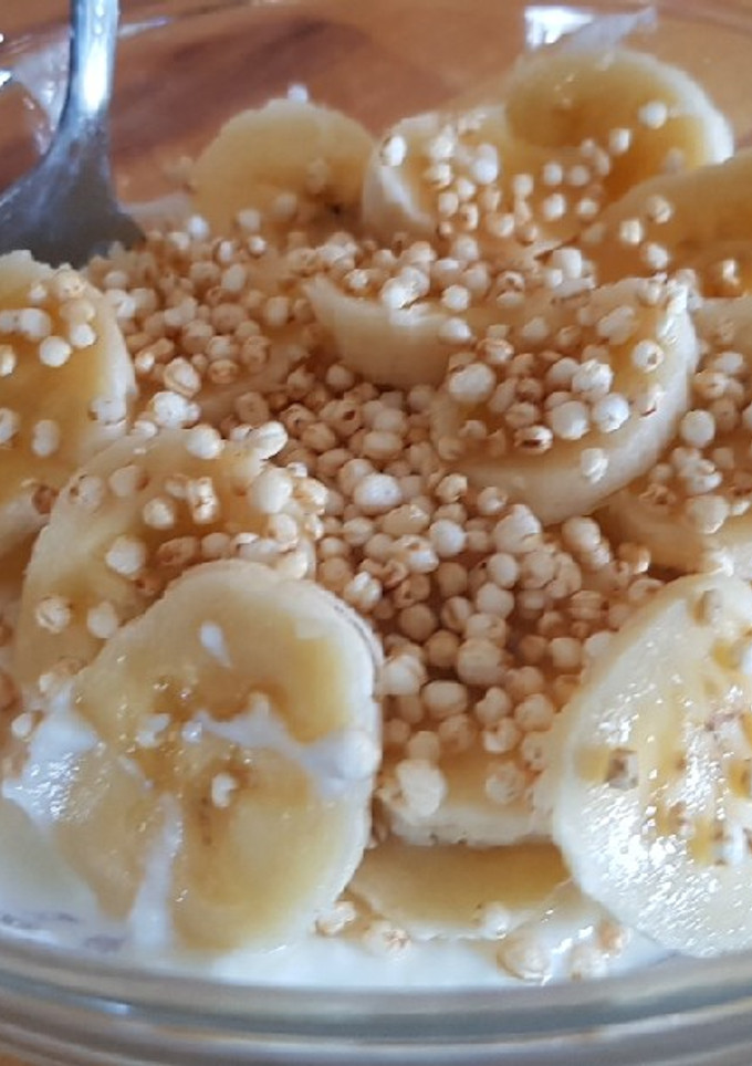 Una foto de Yogur con plátano y quinoa