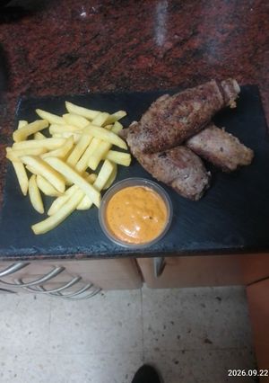 Foto principal de Rollitos de ternera rellenos de jamón serrano y espárragos con papas fritas y mojo de pimiento
