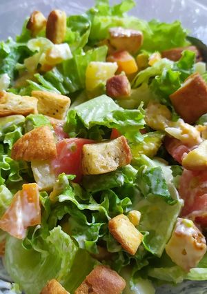 Hình của món Salad rau củ bánh mì giòn.