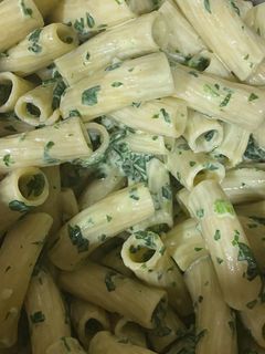 Una foto de Pasta con espinacas 🍝