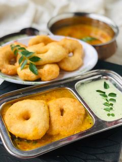 सांबर वड़ा विथ चटनी (sambar vada with chutney recipe in Hindi) रेसिपी मुख्य फोटो