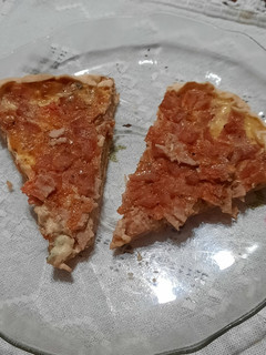 Una foto de Tarta con jamón, tomate, roquefort
