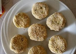 Polpette di piselli surgelati con feta al forno