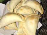 Empanadas de pollo con salsa blanca