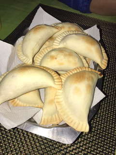 Una foto de Empanadas de pollo con salsa blanca