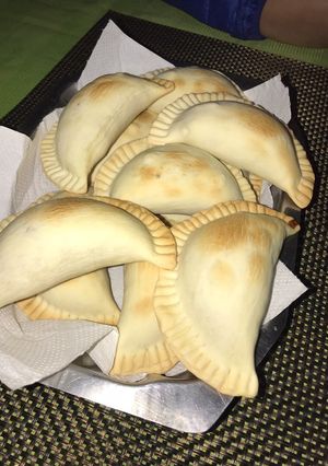 Una foto de Empanadas de pollo con salsa blanca