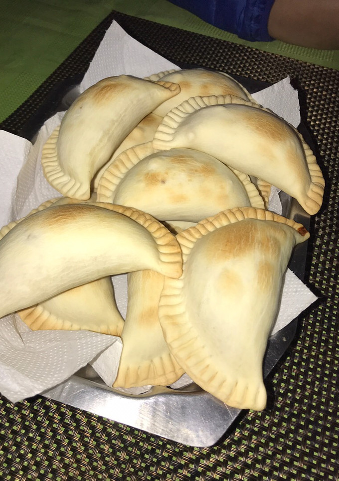 Una foto de Empanadas de pollo con salsa blanca