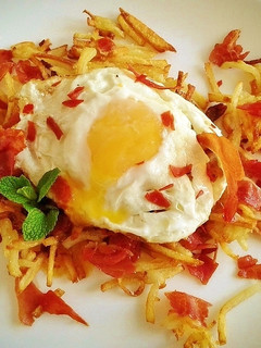 Una foto de Huevos estrellados con virutas de jamón