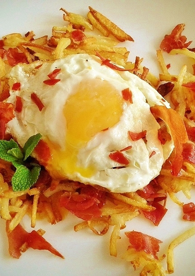 Una foto de Huevos estrellados con virutas de jamón