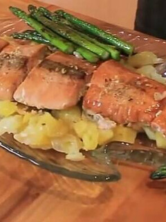 Una foto de Salmón al horno con guarnición