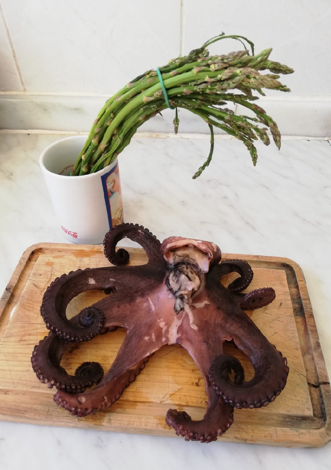 Una foto de Paella de Pulpo con espárragos trigueros