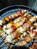 Brochetas de cerdo y pollo