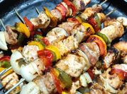 Una foto de brochetas de cerdo al horno