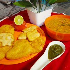 A picture of Sindhi Dal Pakwan.