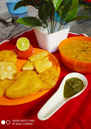 A picture of Sindhi Dal Pakwan.