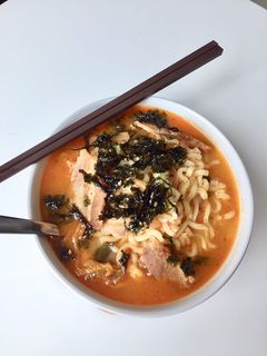 Hình của món Mỳ ba chỉ kim chi Hàn Quốc.