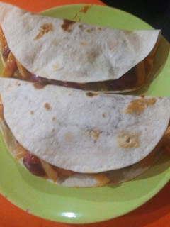 Una foto de Tacos de frijoles (judías pintas) y pollo