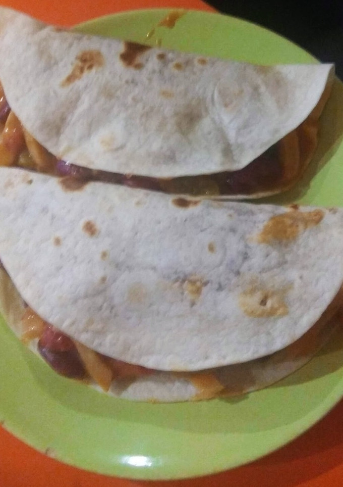 Una foto de Tacos de frijoles (judías pintas) y pollo