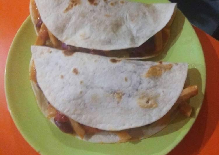 Tacos de frijoles (judías pintas) y pollo