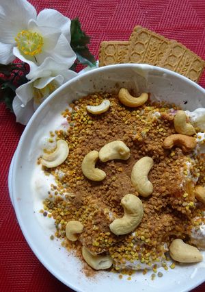Gyümölcsös joghurt virágporral recept fotója