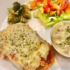 รูปของ Baked chicken mozzarella with creamy mushroom sauce