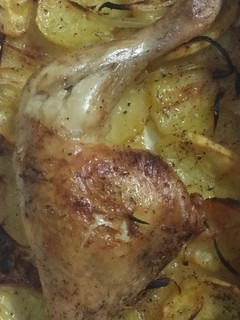 Una foto de Muslo asado al vino blanco