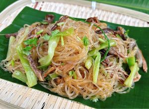 Hình của món Miến xào rau cần nấm lộc nhung.