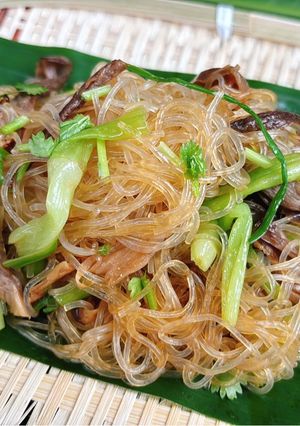 Hình của món Miến xào rau cần nấm lộc nhung.