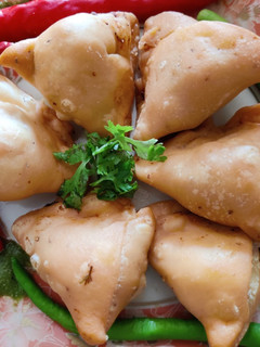 कच्चे केले और मटर के समोसे (Kache kele aur matar ke samose recipe in hindi) रेसिपी मुख्य फोटो