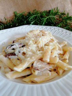 Una foto de Macarrones con cebolla caramelizada