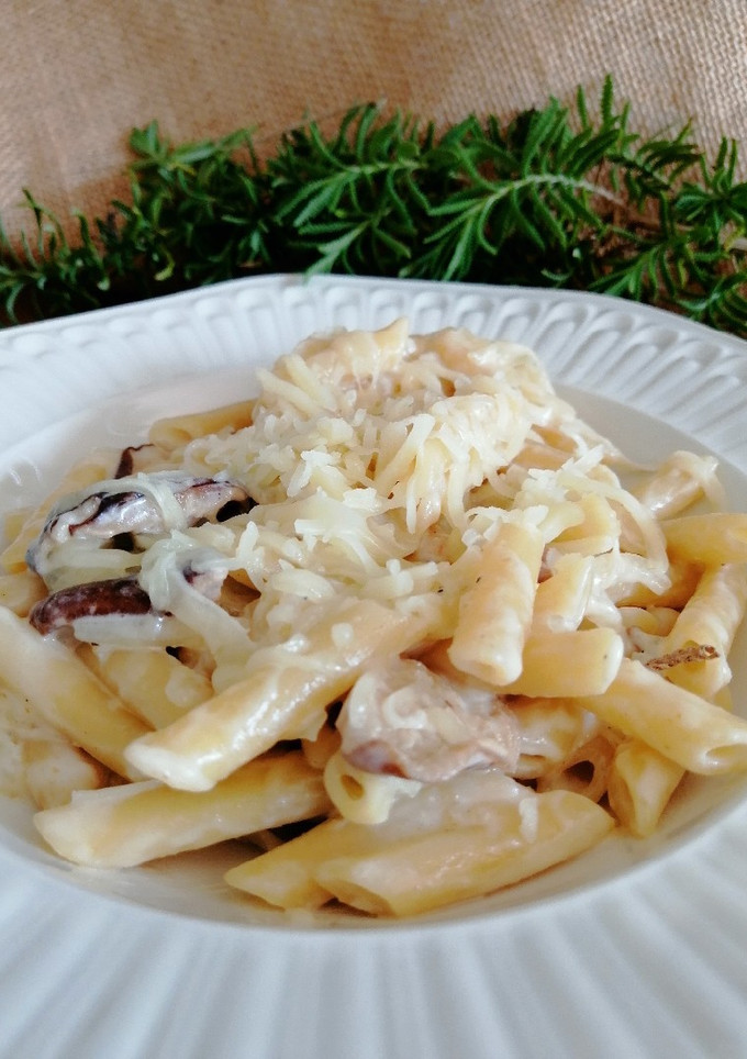 Una foto de Macarrones con cebolla caramelizada
