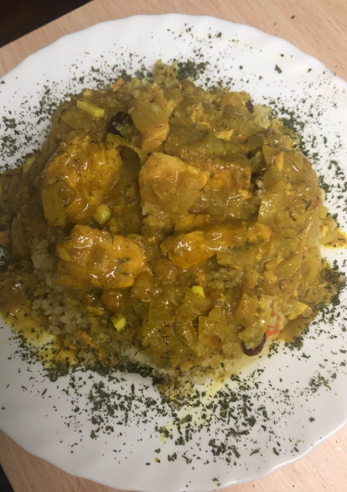 Una foto de 105. Salmón al curry con cuscús (principal pescado)