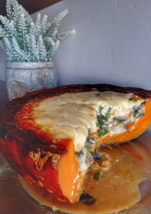 Una foto de Kabutia relleno de vegetales y queso 🎃🧀🍆🥕🌽