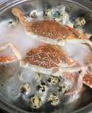 Ghẹ luộc kèm trứng cút lộn