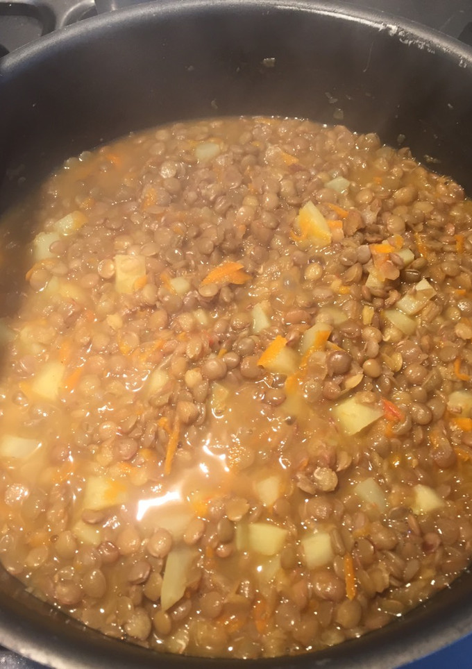 Una foto de Lentejas caseras con zanahoria y papa