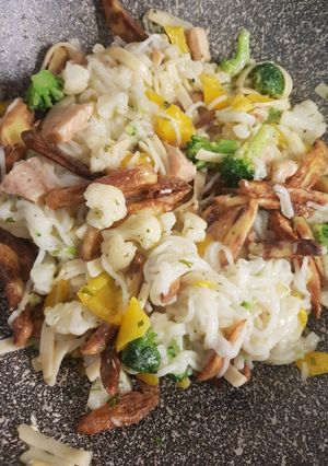 Una foto de Fideos Saltados con Salmón